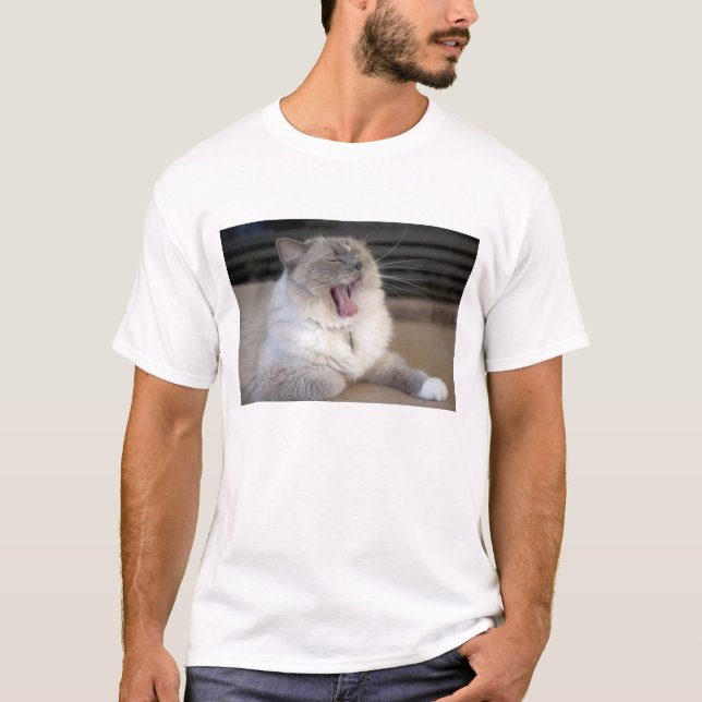 Camiseta gato Neva Masquerade bostezando (Anverso)