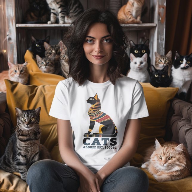 Camiseta Gatos - Adorados desde el 3000AC (Bow down to the original royalty—cats! )