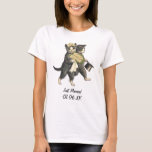 Camiseta Gatos bodas - Personalizar recién casado<br><div class="desc">El diseño de gatos bodas personalizados está listo para que usted personalizar con su fecha de boda u otra información. El gato de la novia sostiene un ramo de boda de rosa blanco marfil y el gato de Groom se tambalea a su lado con su sombrero de top negro.</div>