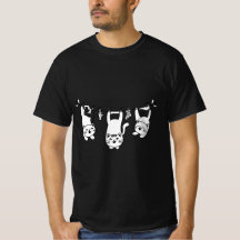 Gatos caprichosos en una cuerda de ropa