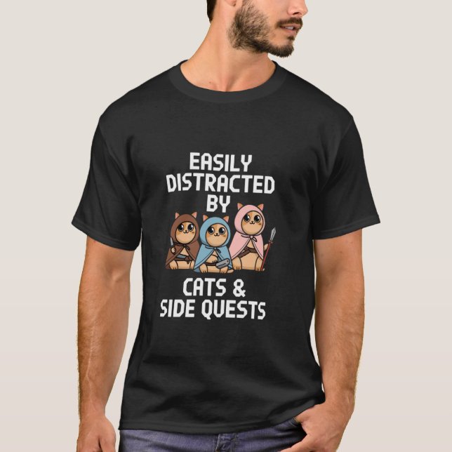 Camiseta Gatos Jugadores De Rpg Misión Secundaria Distraído (Anverso)
