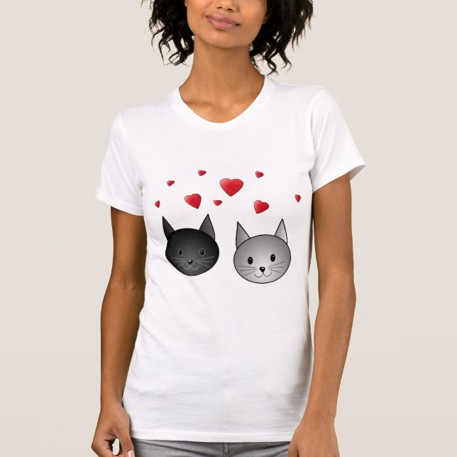 Camiseta Gatos negros y grises lindos, con los corazones (Anverso)