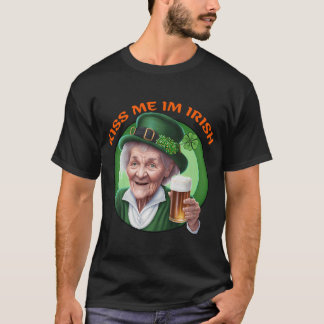 Camiseta Gavilán sobre rama de pino cubierta de nieve por O
