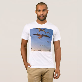 Camiseta Gaviotas con arte de contorno negro de vuelo