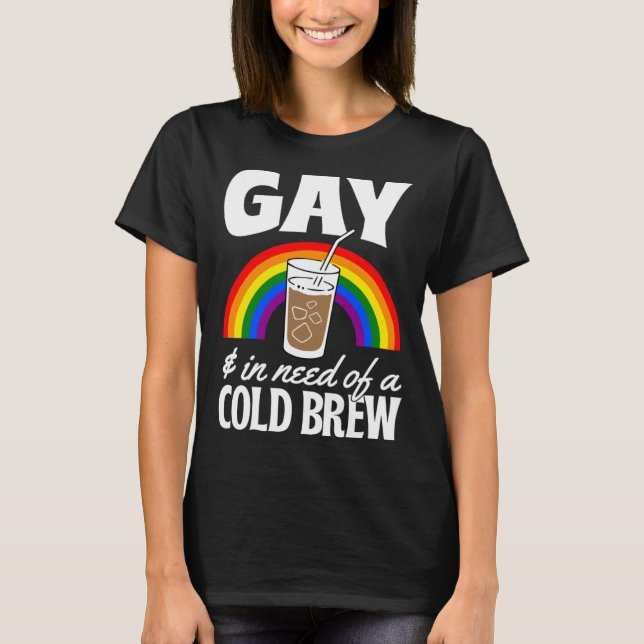 Camiseta Gay And In Need Of A Cold Brew LGBTQ Pride Rainbow (Anverso)