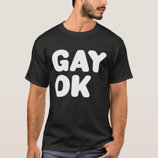 Camiseta GAY OK Gran Logo de texto LGBT Diseño blanco en ne (Anverso)