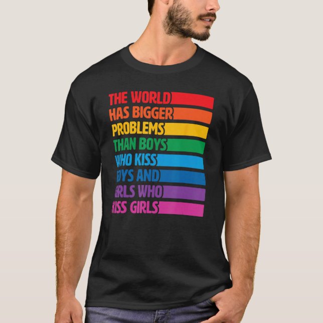 Camiseta Gay Pride LGBTQ Rainbow The World Has Bigger Probl (Anverso)