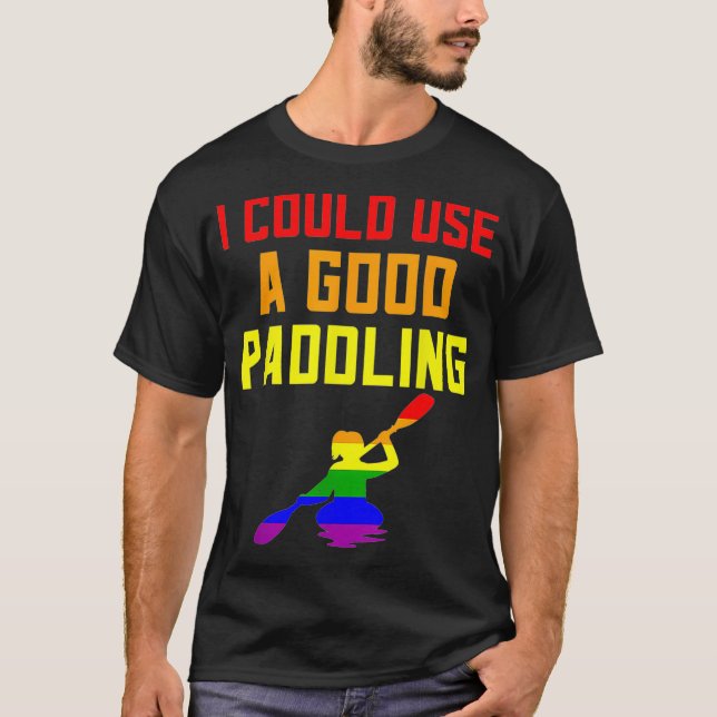 Camiseta Gay Pride Studios LGBTQ Rainbow Kayak Necesito un  (Anverso)