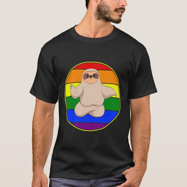 Camiseta Gay Sloth Yoga Lgbtq Pride Studios (Anverso)