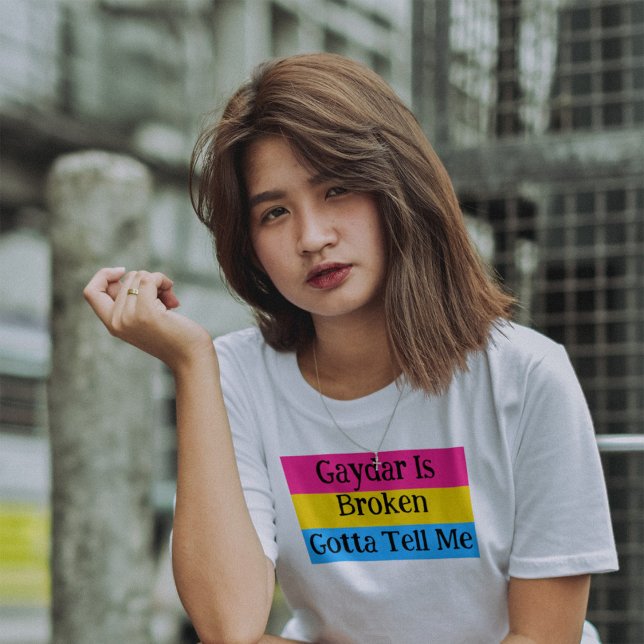 Camiseta Gaydar Está Roto Tengo Que Decirme El Orgullo Pans (Gaydar Is Broken Gotta Tell Me - over a pansexual pride flag!)