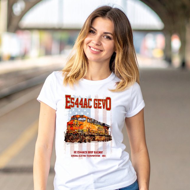 Camiseta GE ES44AC GEVO Locomotora y bandera estadounidense (Vintage GE ES44AC GEVO Diesel Locomotive. Womens Basic T-Shirt)
