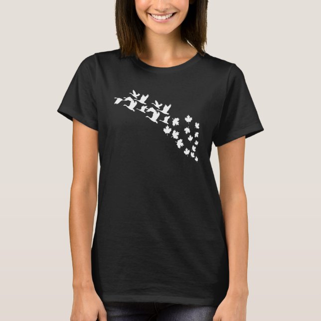 Camiseta Geese Flying Maple Leaf Goose Canada Day (Anverso)