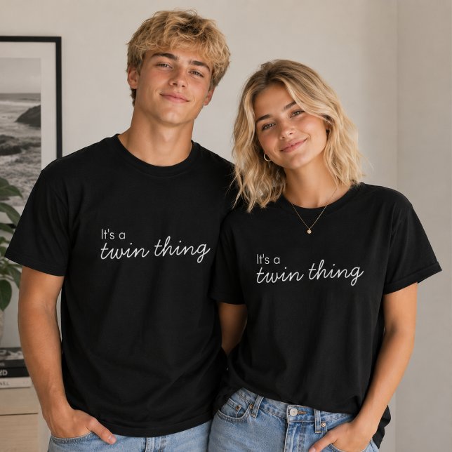 Camiseta Gemelos | Es una Camiseta Combinada Cosa  (Matching twin T-shirts with a fun quote design for sibling outfits, gifts, and casual photos.)