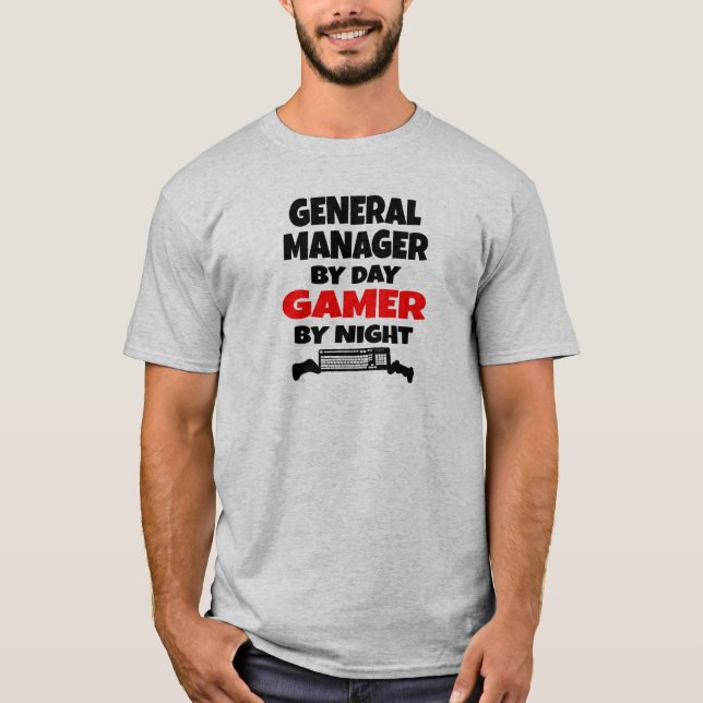 Camiseta General Manager by Day Gamer by Night (Anverso)