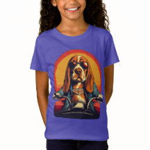 Genial perro biker de raza basset en el atardecer