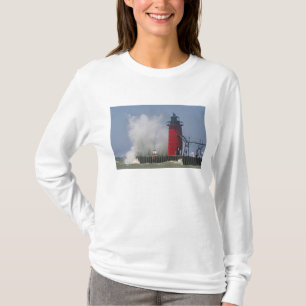 Camiseta Gente en el muelle observa grandes olas rompientes