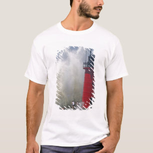 Camiseta Gente en el muelle observa grandes olas rompientes