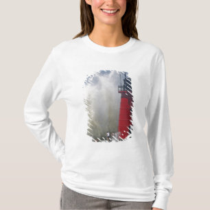 Camiseta Gente en el muelle observa grandes olas rompientes