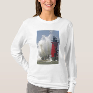 Camiseta Gente en el muelle observa grandes olas rompientes