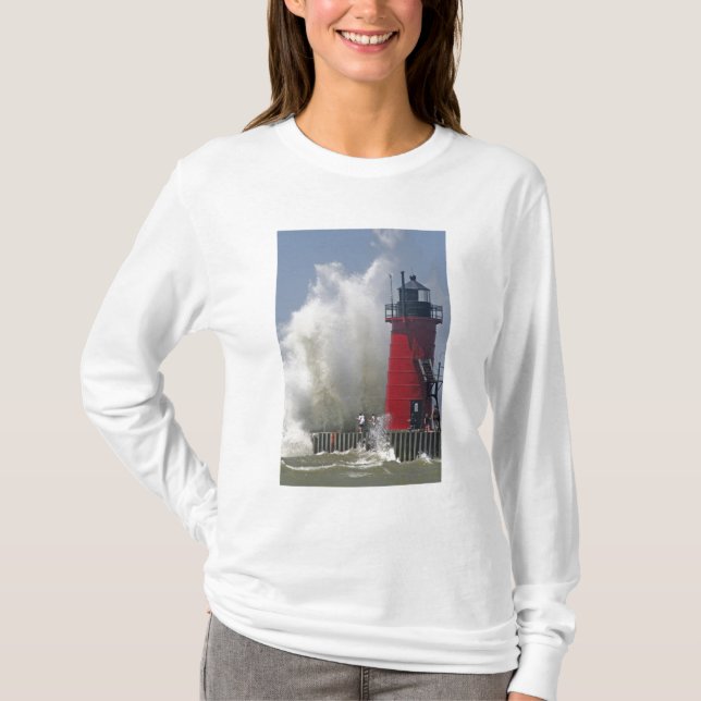 Camiseta Gente en el muelle observa grandes olas rompientes (Anverso)