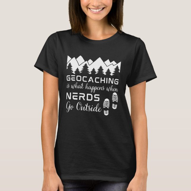 Camiseta Geocaching is What Happens When Nerds Go Outside   (Anverso)