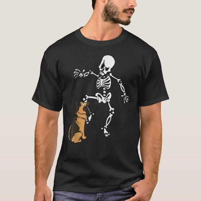 Camiseta German Shepherd Biting Skeleton Leg Halloween (Anverso)
