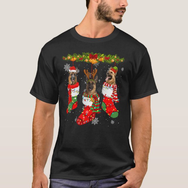 Camiseta German Shepherd Dog In Socks Christmas Lights Swea (Anverso)