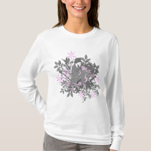 Camiseta Geshia en un jardín