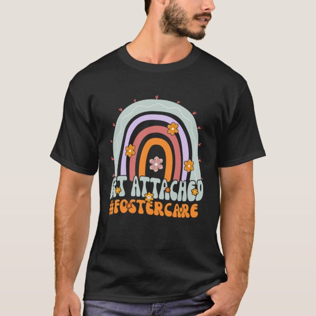 Camiseta Get Attached Foster Care Groovy Foster Mom Dad Ado (Anverso)