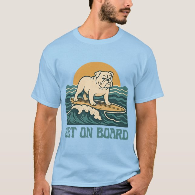 Camiseta Get On Board Surfer Dog Retro Art -Bulldog Surfing (Anverso)