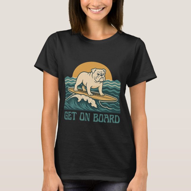 Camiseta Get On Board Surfer Dog Retro Bulldog Surf Graphic (Anverso)