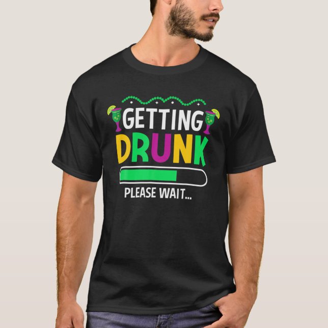 Camiseta Getting Drunk Please Wait – Mardi Gras Party Beer (Anverso)