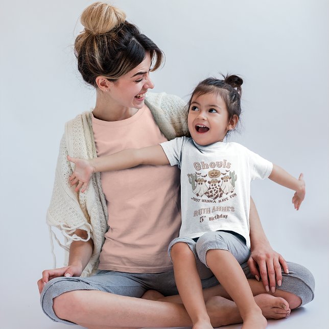 Camiseta Ghouls quiere divertirse con la fiesta de cumpleañ ("Ghouls Just Wanna Have Fun" Halloween or Halloween Birthday T-Shirt)