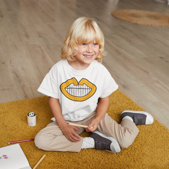 Camiseta Gigante (Playing kid wearing smiley lips tshirt)