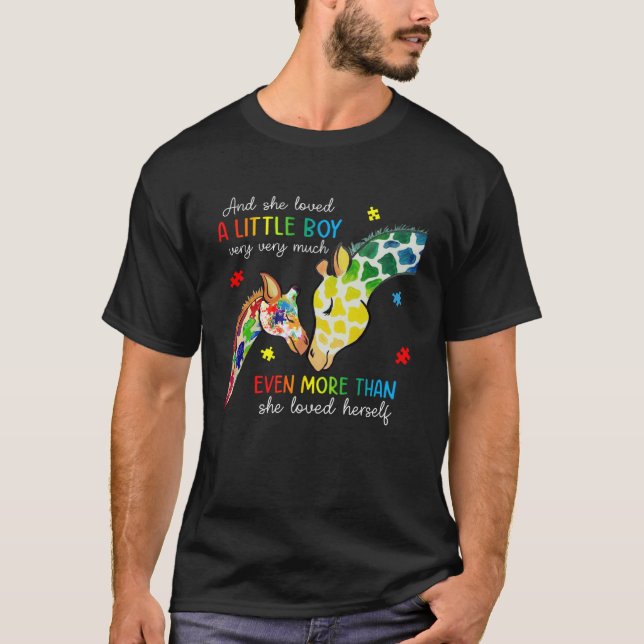 Camiseta Giraffe Autism Awareness Month She Loved A Little  (Anverso)