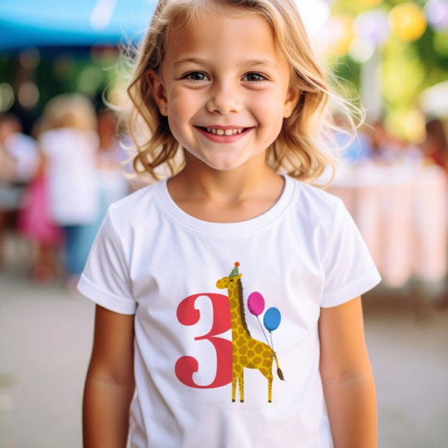 Camiseta Giraffe de la fiesta de cumpleaños de los 3 Grande (Party Animals 3rd Birthday t-shirt with giraffe wearing a party hat and holding colorful balloons)