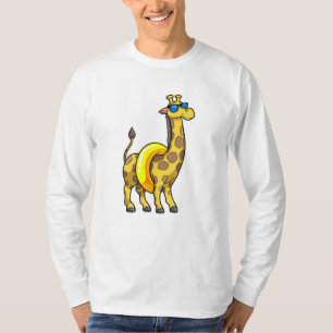 Camiseta Giraffe en la playa con anillo de natación y gafas