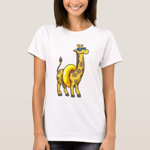 Camiseta Giraffe en la playa con anillo de natación y gafas