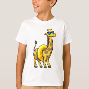 Camiseta Giraffe en la playa con anillo de natación y gafas