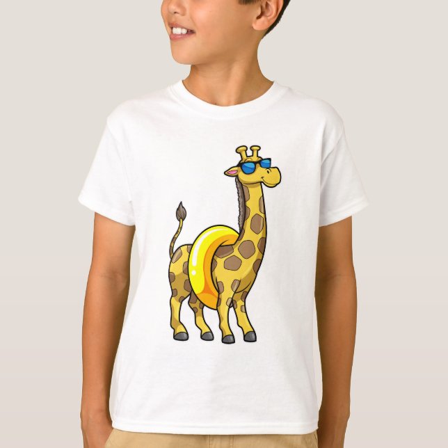 Camiseta Giraffe en la playa con anillo de natación y gafas (Anverso)