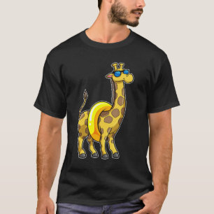 Camiseta Giraffe en la playa con anillo de natación y gafas