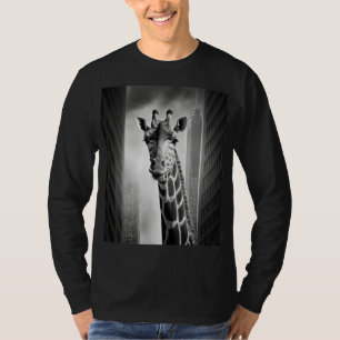 Camiseta Giraffe en un paisaje urbano