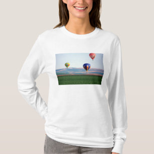 Camiseta Globos aerostáticos coloridos flotan sobre el trig