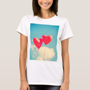 Camiseta Globos del corazón rojo contra cielo nublado