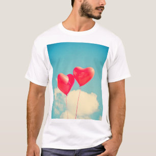 Camiseta Globos del corazón rojo contra cielo nublado