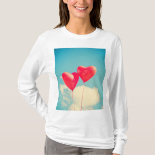 Camiseta Globos del corazón rojo contra cielo nublado