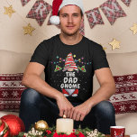 Camiseta Gnome de Navidades personalizados divertidos<br><div class="desc">Personaliza fácilmente este divertido diseño de vacaciones de invierno con un gnomo de Navidades,  que dice: El gnome de papá. ¡Haz tu propio juego único para la familia!</div>
