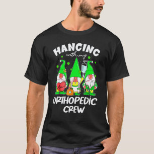 Camiseta Gnome Divertido Colgando Con Enfermera Ortopédica 