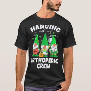 Camiseta Gnome Divertido Colgando Con Enfermera Ortopédica 