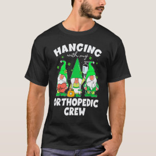 Camiseta Gnome Divertido Colgando Con Enfermera Ortopédica 